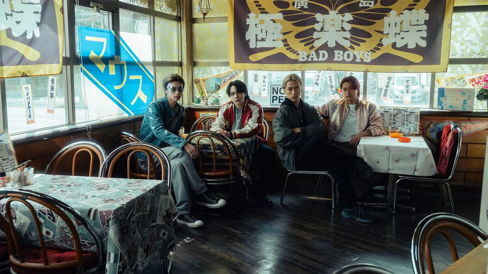 喫茶店に座る BADBOYS の四人