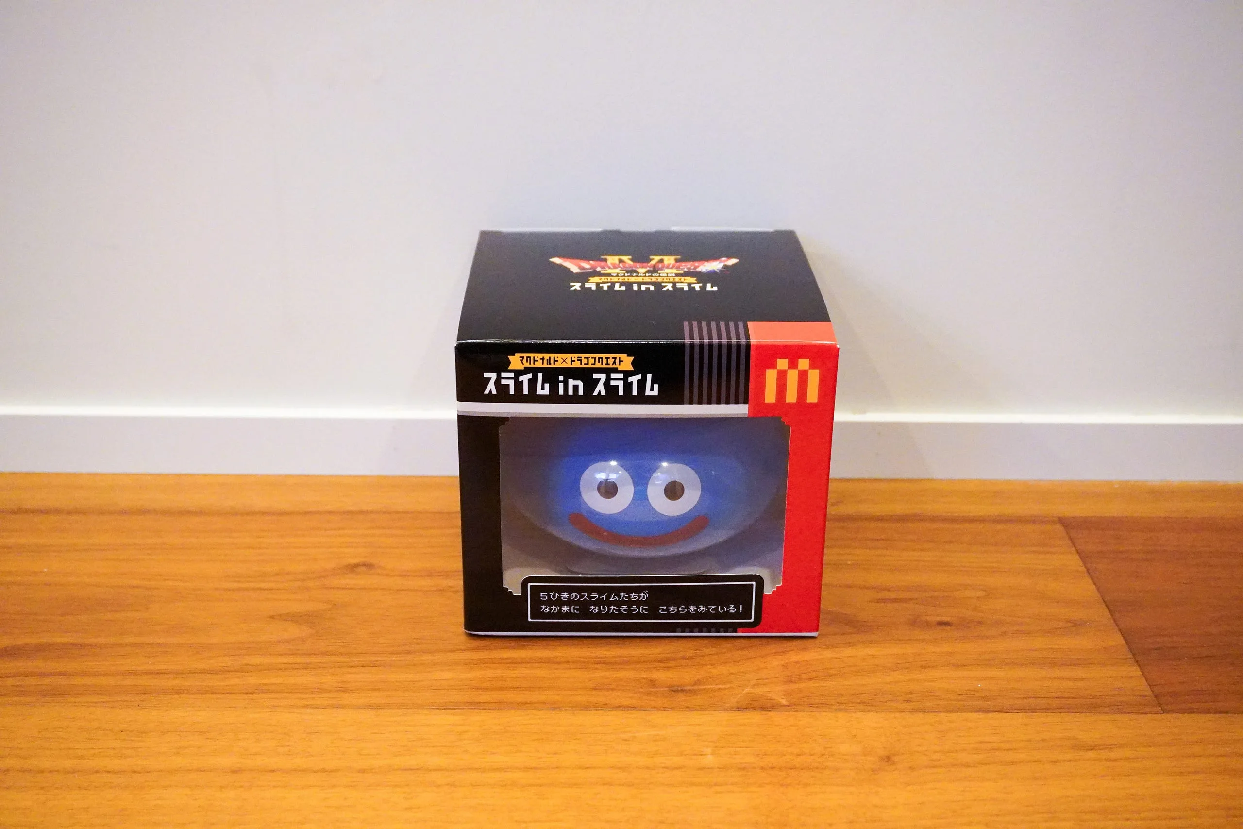 ドラゴンクエストのスライムのフィギュアが並ぶ